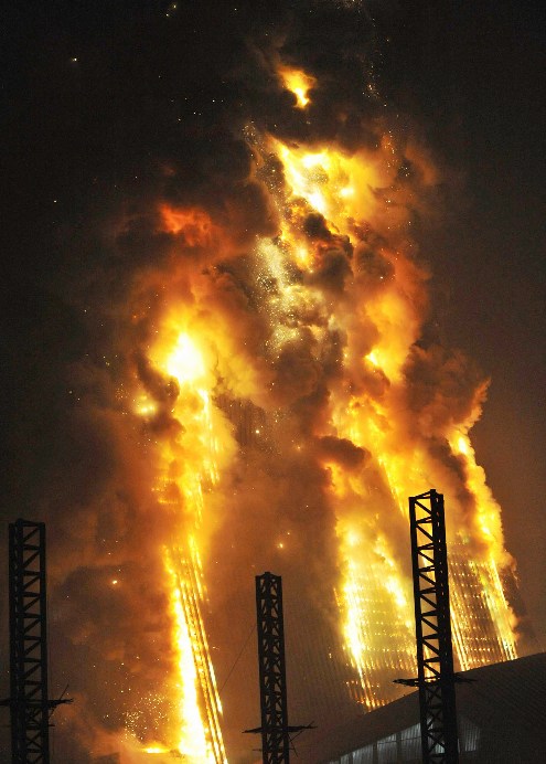 Pechino grattacielo Rem Koolhaas in fiamme 2009.jpg
