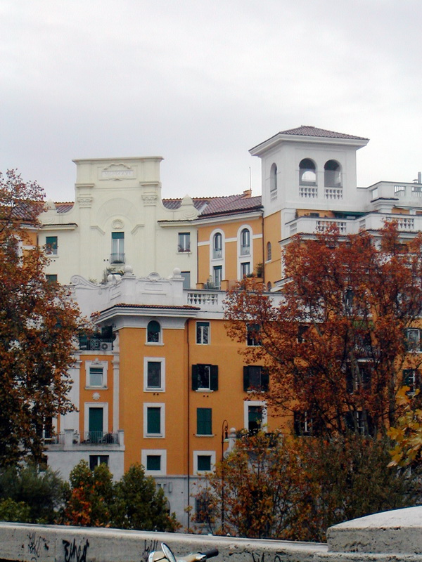 Fig. 9 - Broggi - edificio residenziale in Piazzale Emporio